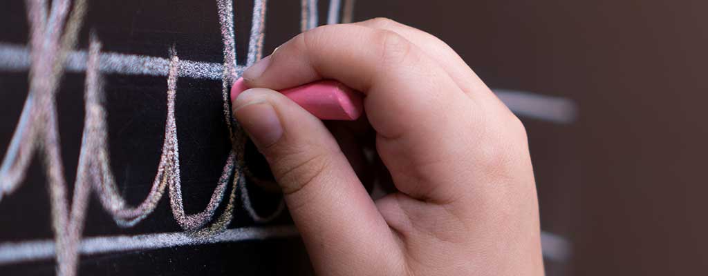 Disgrafia-rendimiento-escolar mà escrivint a la pissarra