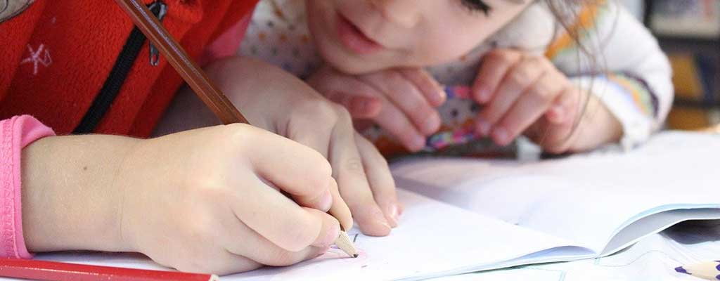 02-IMG-REEDDUCACIÓ-DE-L’ESCRIPTURA Nenes millorant l'escriptura